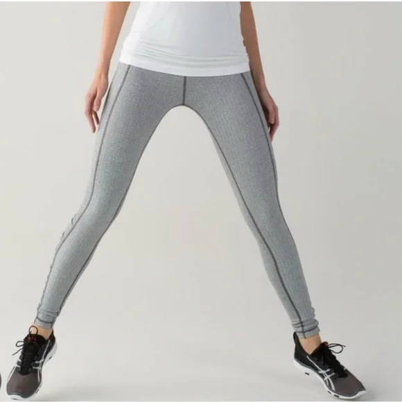 🐼Women Lululemon Athletica Gray and Black Leggings, size 4 - Picture 12 of 12